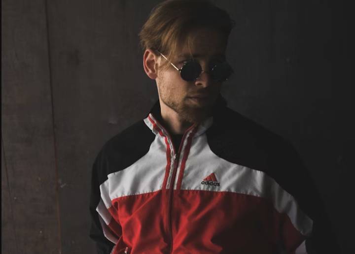 illustrasi jaket vintage (unsplash.com/Mihajlo Šebalj)