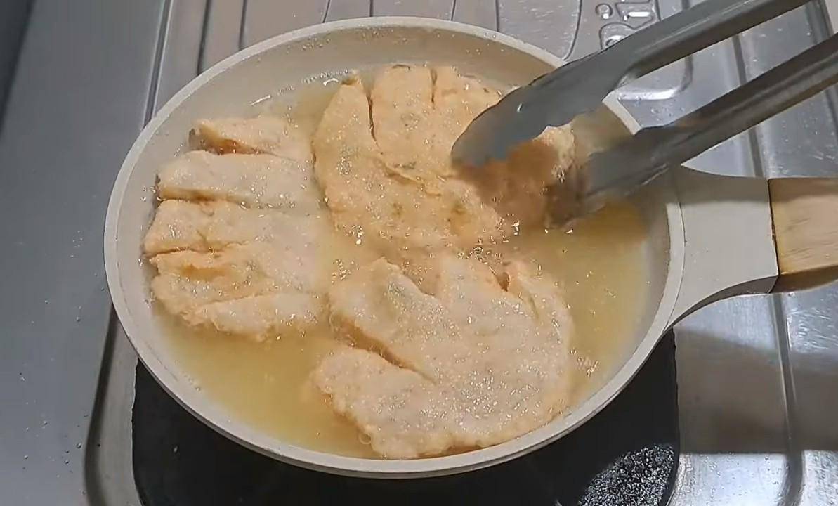 ilustrasi menggoreng pempek ayam krispi (YouTube.com/Arizky Family)