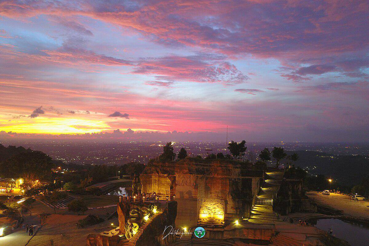potret tebing Breksi, Yogyakarta (commons.wikimedia.org/TebingBreksi)