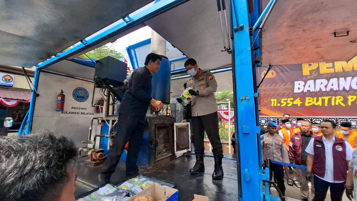 Kapolrestabes Makassar, Kombes Pol Arya Perdana (kanan) saat pemusnahan narkotiak di Kantor Polrestabes Makassar, Kamis (31/7/2025). IDN Times/Darsil Yahya