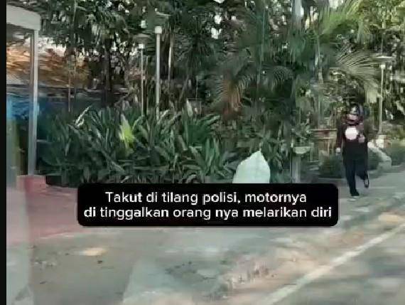 Tangkapan layar video pengendara kabur tinggalkan motornya saat dirazia polisi Makassar, Kamis (31/7/2025)/Istimewa