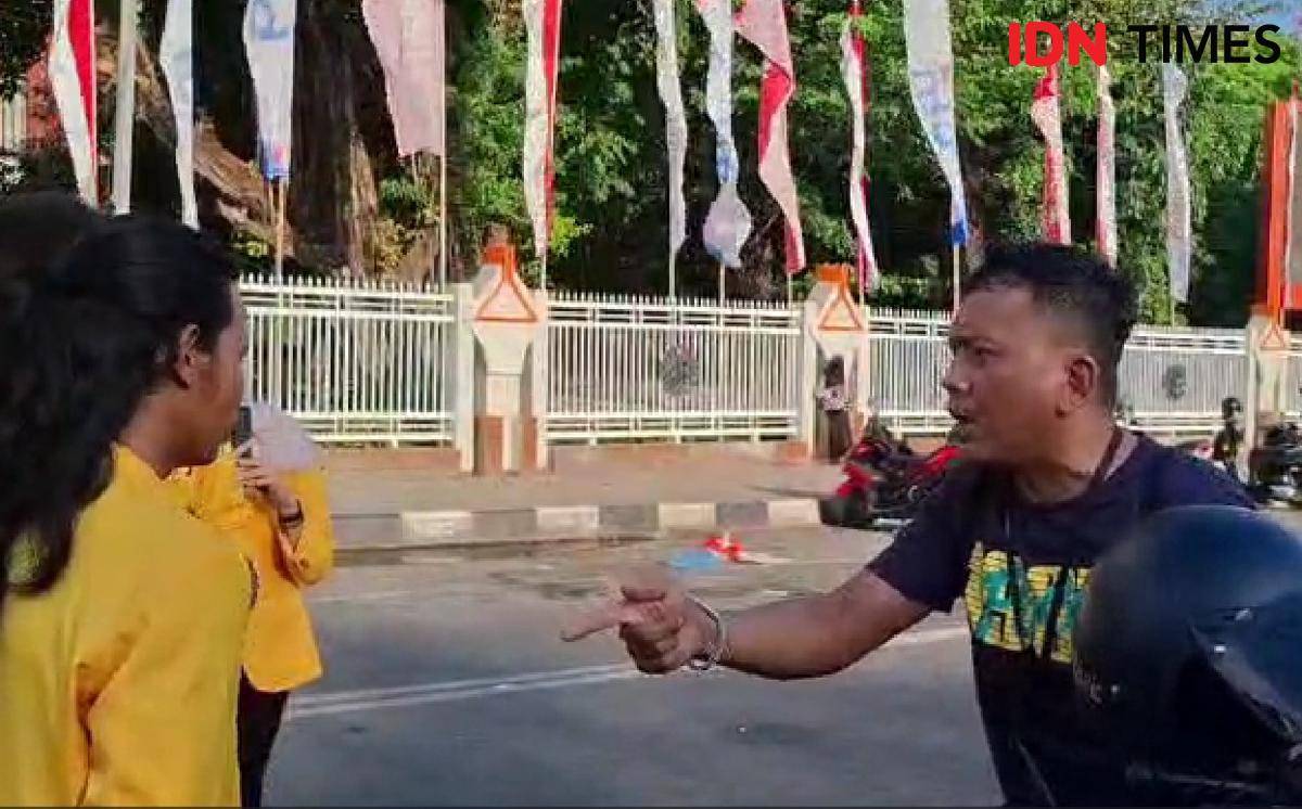 Seorang pengendara di Makassar nasihati mahasiswa UNM agar tidak tutup jalan saat  demontrasi, Kamis (31/7/2025). IDN Times/Darsil Yahya