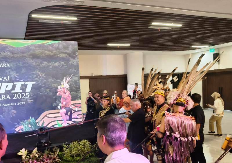 Kepala OIKN Basuki Hadimuljono mencoba menyumpit sasaran