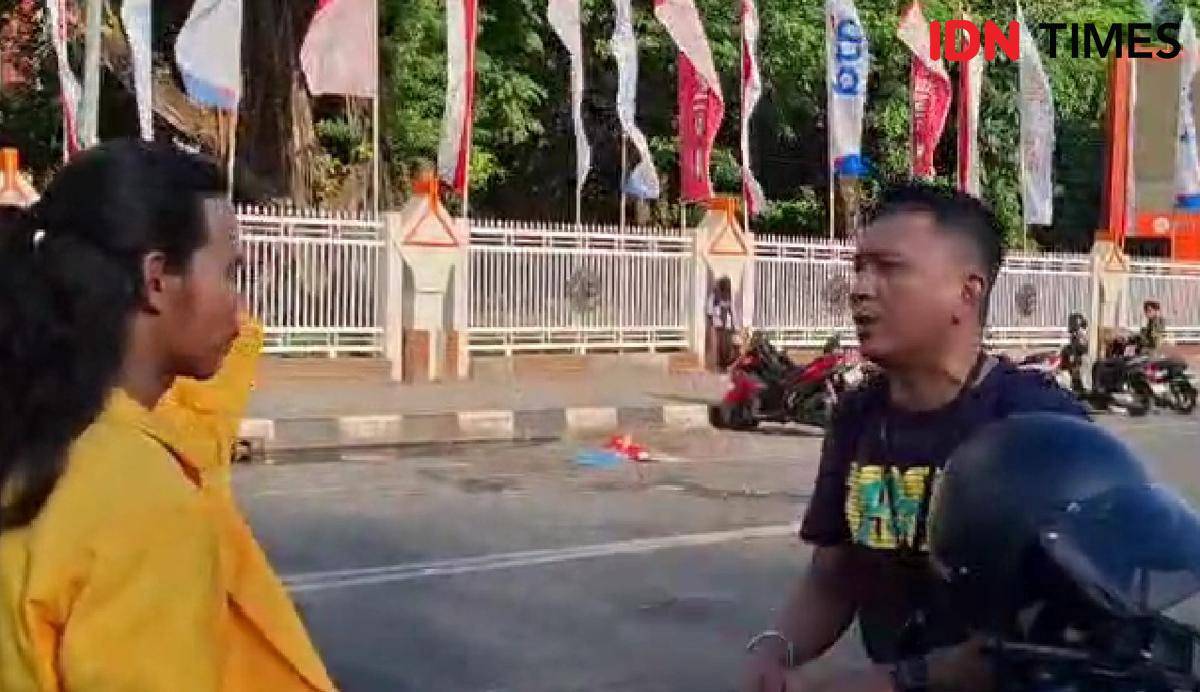 Seorang pengendara di Makassar nasihati mahasiswa UNM agar tidak tutup jalan saat demontrasi, Kamis (31/7/2025). IDN Times/Darsil Yahya
