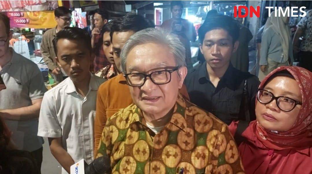 Kuasa hukum Hasto, Maqdir Ismail (pakai kemeja batik) tiba di luar rutan KPK yang ada di belakang gedung Merah Putih pada 1 Agustus 2025. (IDN Times/Santi Dewi)