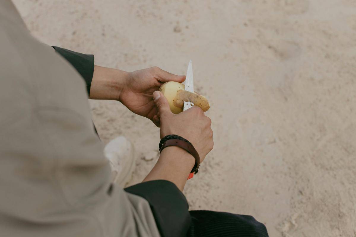 Potret mengupas kentang (pexels.com/cottonbro studio )