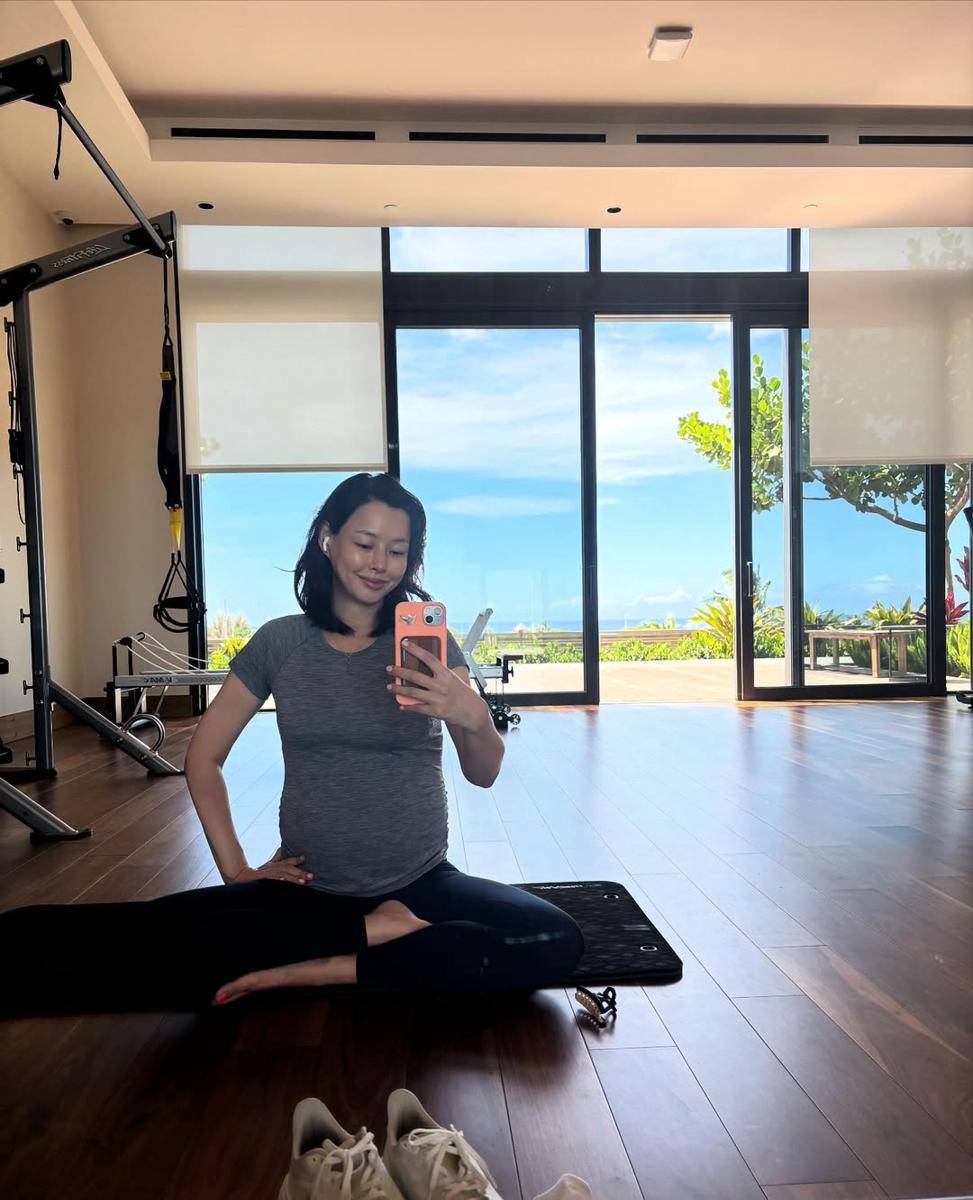 Lee Honey pamer babybump