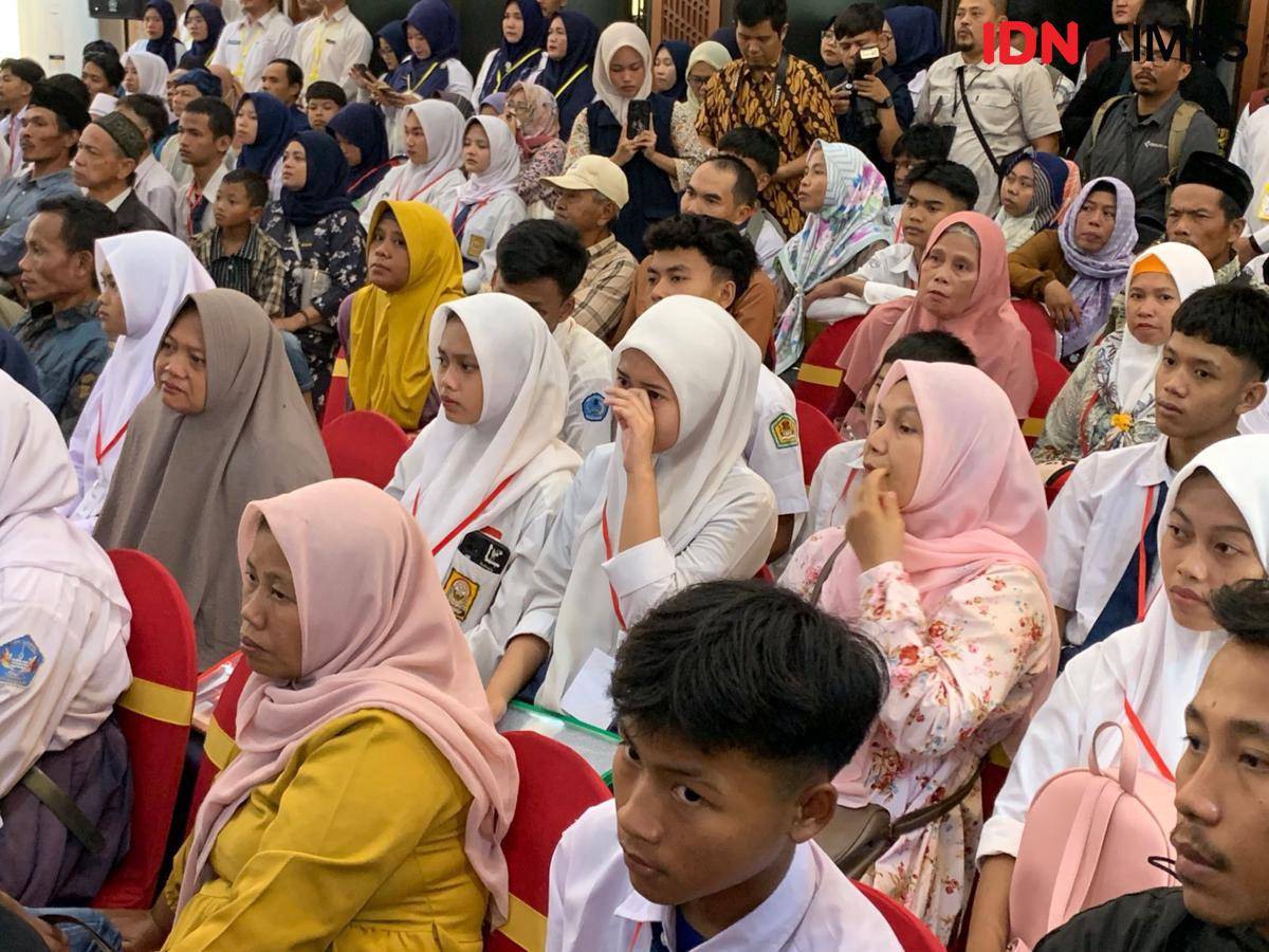 Siswa dan orang tua Sekolah Rakyat
