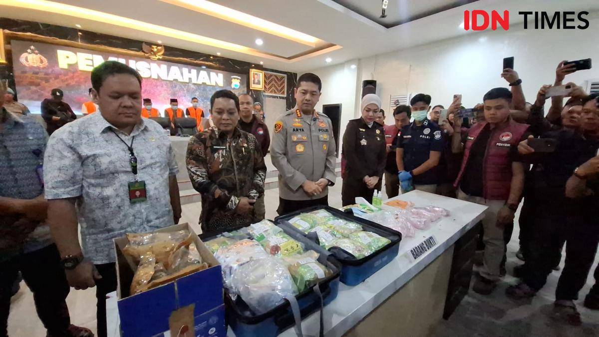 Kapolrestabes Makassar, Kombes Pol Arya Perdana (kanan) saat pemusnahan narkotiak di Kantor Polrestabes Makassar, Kamis (31/7/2025). IDN Times/Darsil Yahya