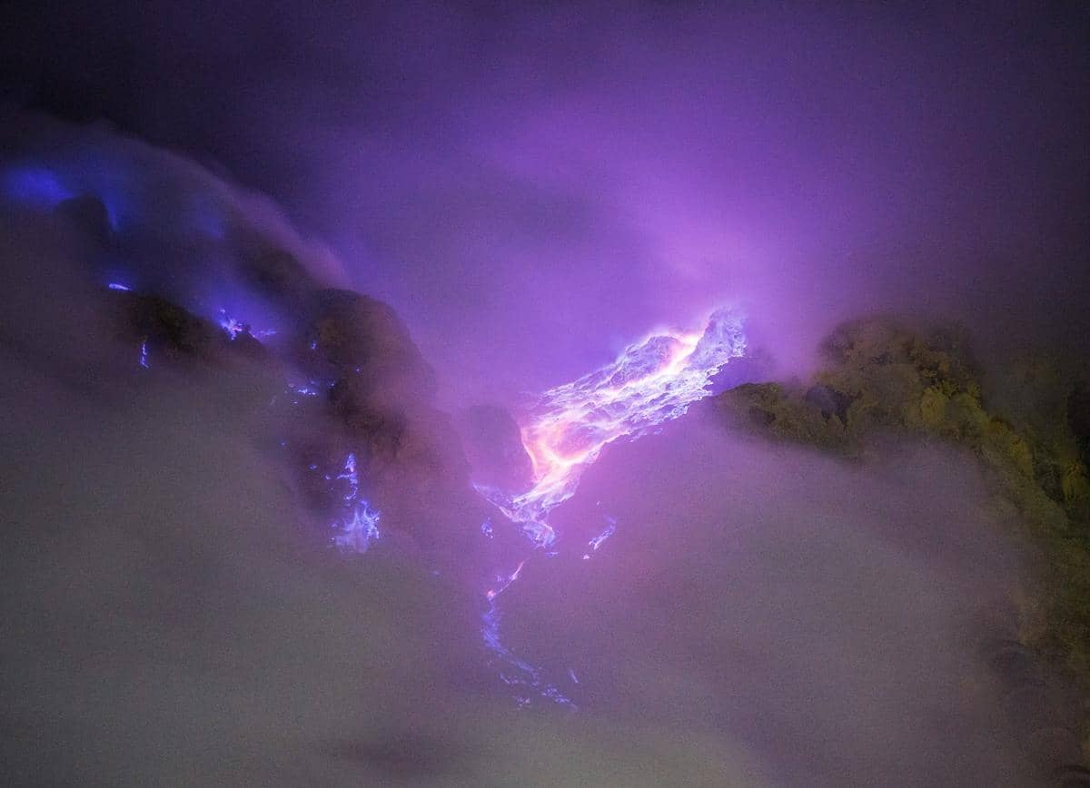 ilustrasi api biru di Kawah Ijen