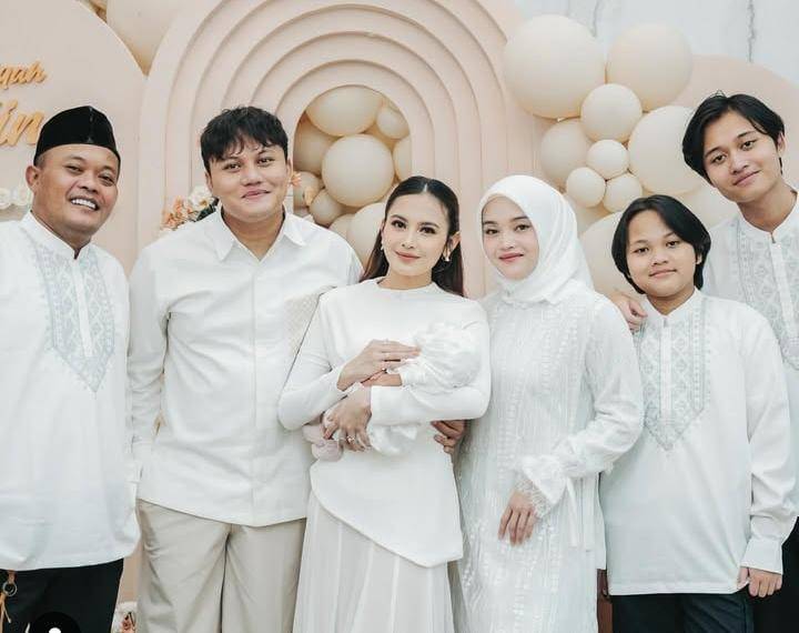 Publik figur jadi kakek - nenek tahun 2025. (instagram.com/putridelinna)