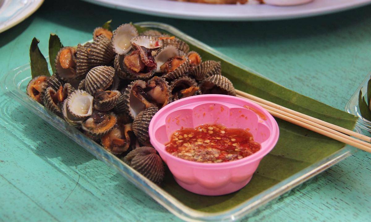 ilustrasi tumis kerang dara