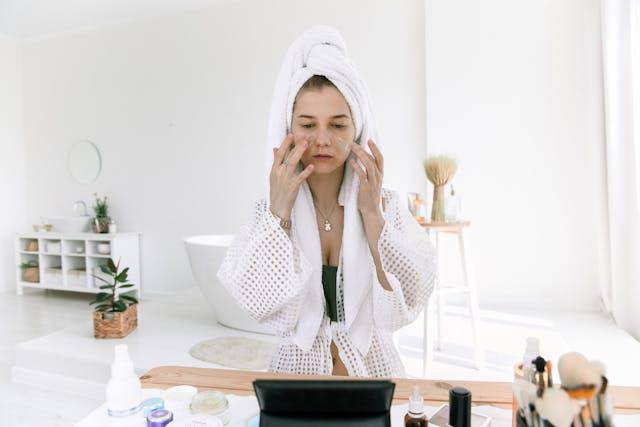 Ilustrasi penggunaan skincare (Pexels.com/KATRIN BOLOVTSOVA)