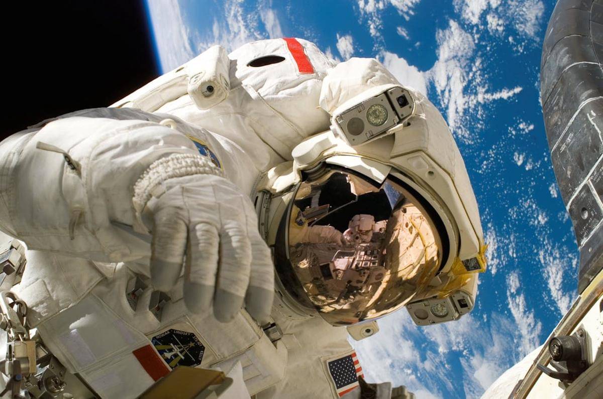 ilustrasi astronot di luar angkasa