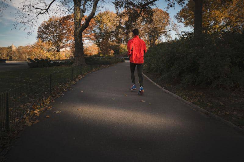 Orang jogging di dekat taman (unsplash.com/Arek Adeoye)