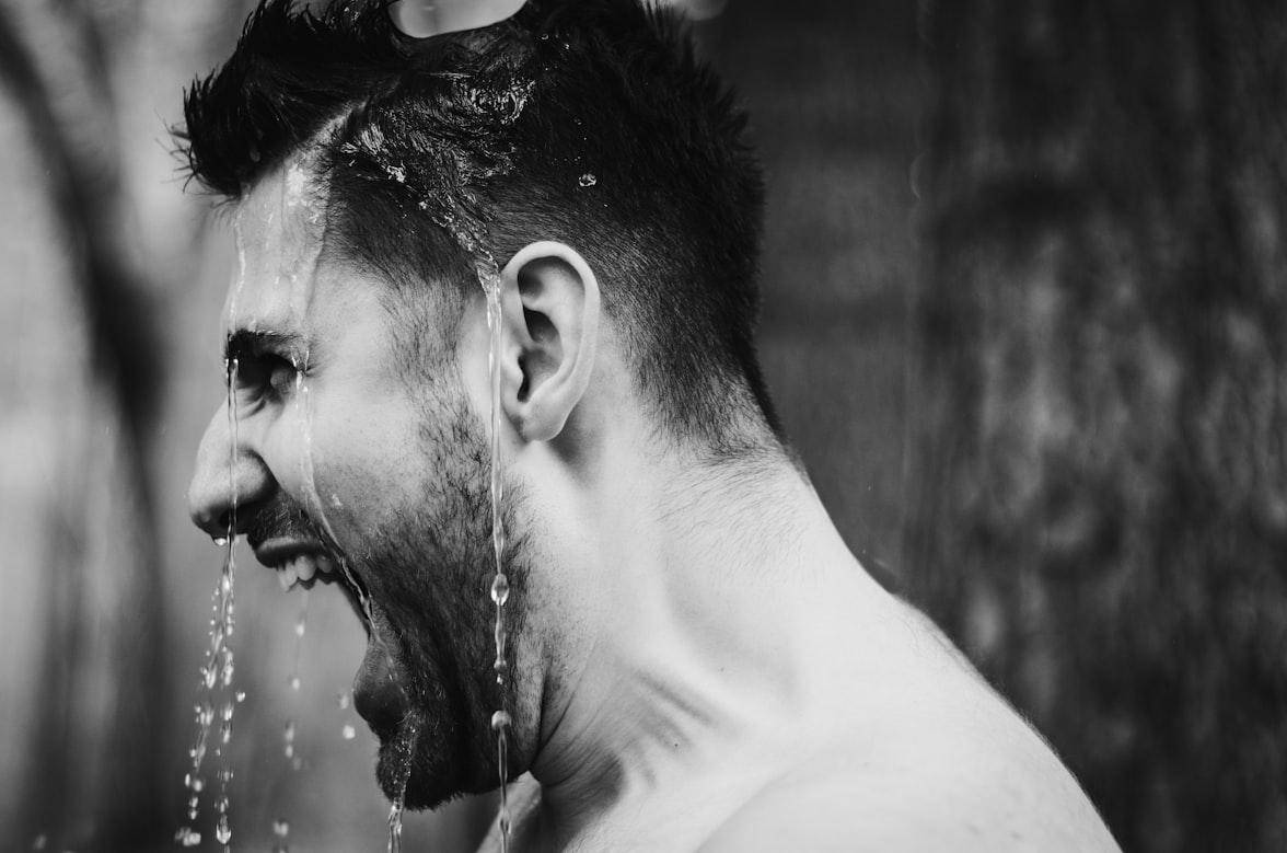 ilustrasi pria mandi (unsplash.com/Karolína Maršálková)