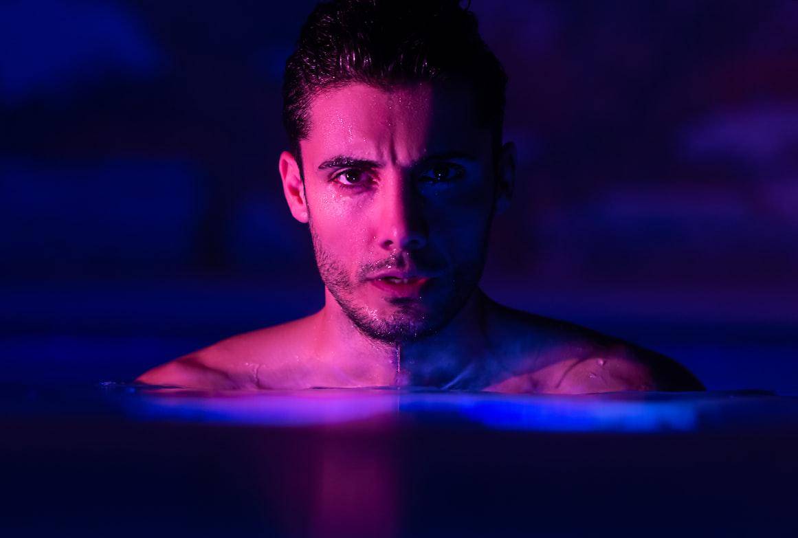 ilustrasi pria mandi (unsplash.com/omid armin) 