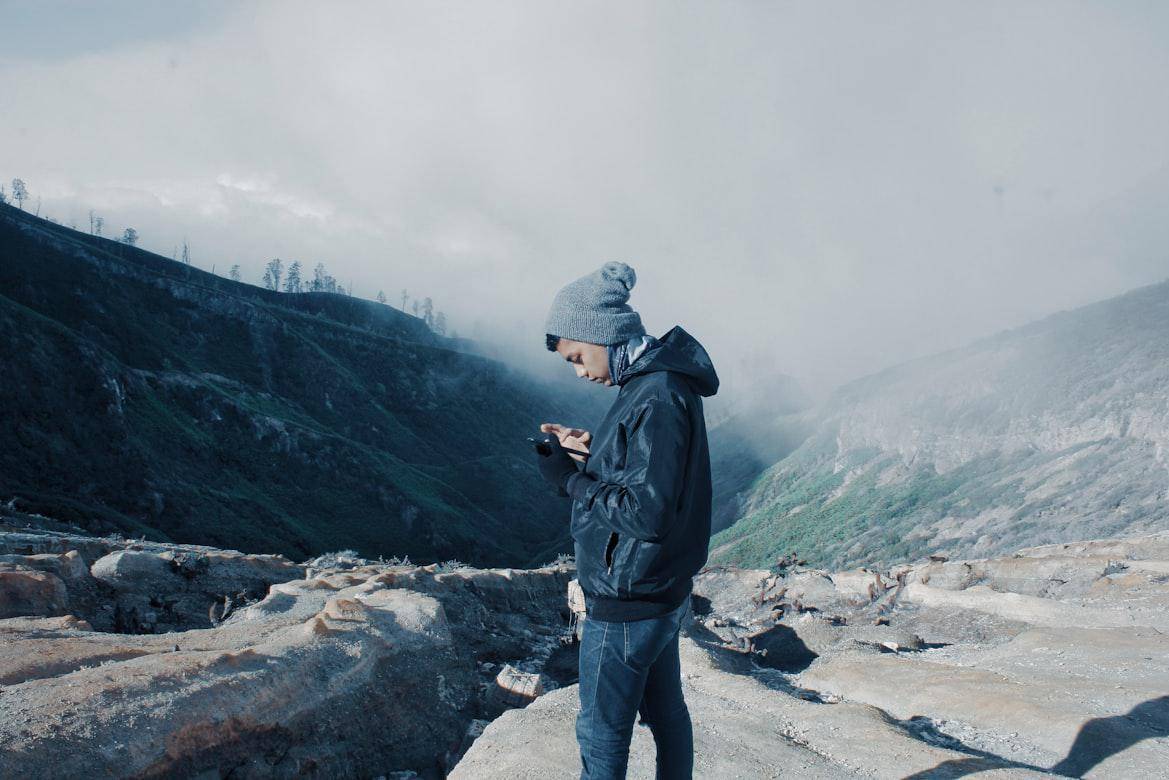 ilustrasi pria yang memakai jaket parka (unsplash.com/Aprillio Biantara) 