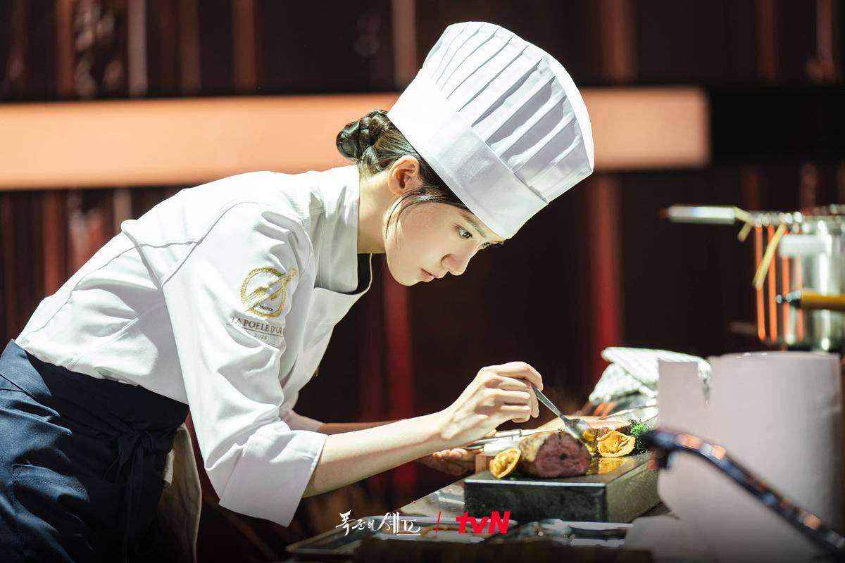 Cuplikan drakor Bon Appetit, Your Majesty (dok. TVN/Bon Appetit, Your Majesty)