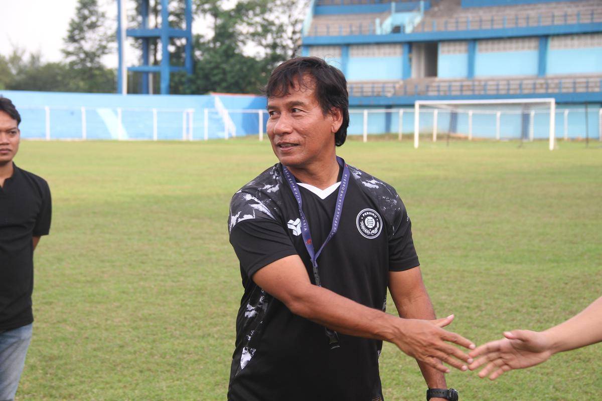 Pelatih Persiku Kudus, Alfiat saat memantau latihan pemain di Stadion Wergu Wetan Kudus. (Ari Haryono/IDN Times)
