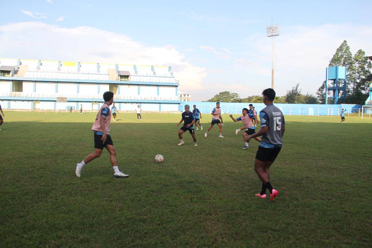Pelatih Persiku Kudus, Alfiat saat memantau latihan pemain di Stadion Wergu Wetan Kudus. (Ari Haryono/IDN Times)