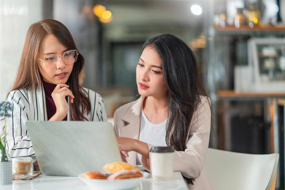 ilustrasi berdiskusi dengan teman (freepik.com/Lifestylememory)