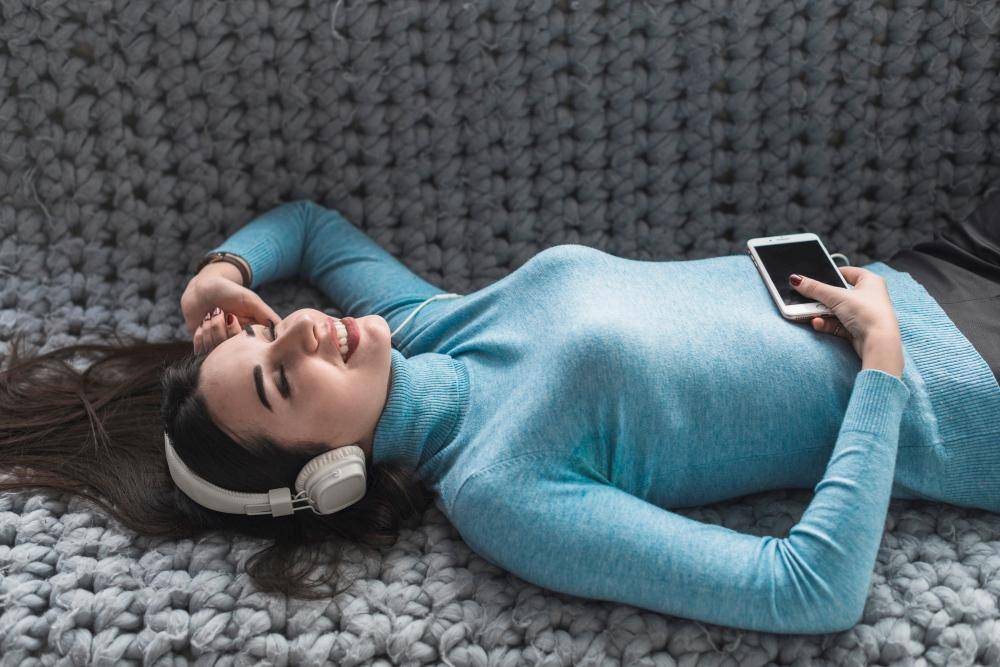 ilustrasi perempuan mendengarkan musik (freepik.com/freepik)