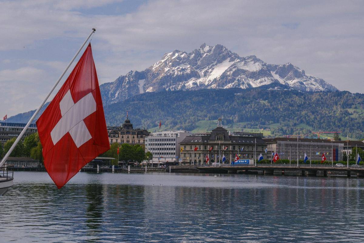 bendera Swiss. (unsplash.com/Alex Presa)