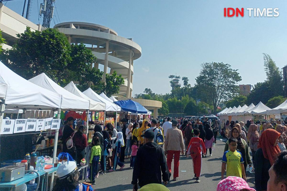 Stand kuliner di Depok Expo 2025. (IDN Times/Bonaventura Sigit/bt)