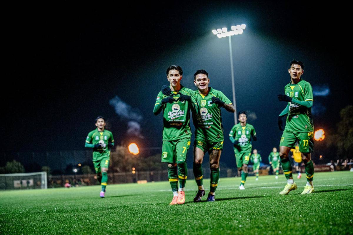 Francisco Rivera bersama Gali Freitas melakukan selebrasi usai Rivera mencetak gol ke gawang Western Australia All Star. (Website Official Persebaya)