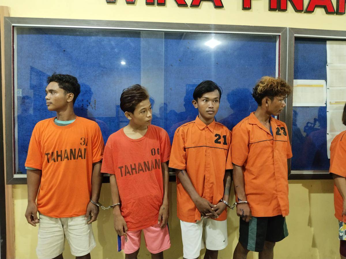 Pelaku tawuran di Belawan yang rampok salah satu toko (IDN Times/Eko Agus Herianto)