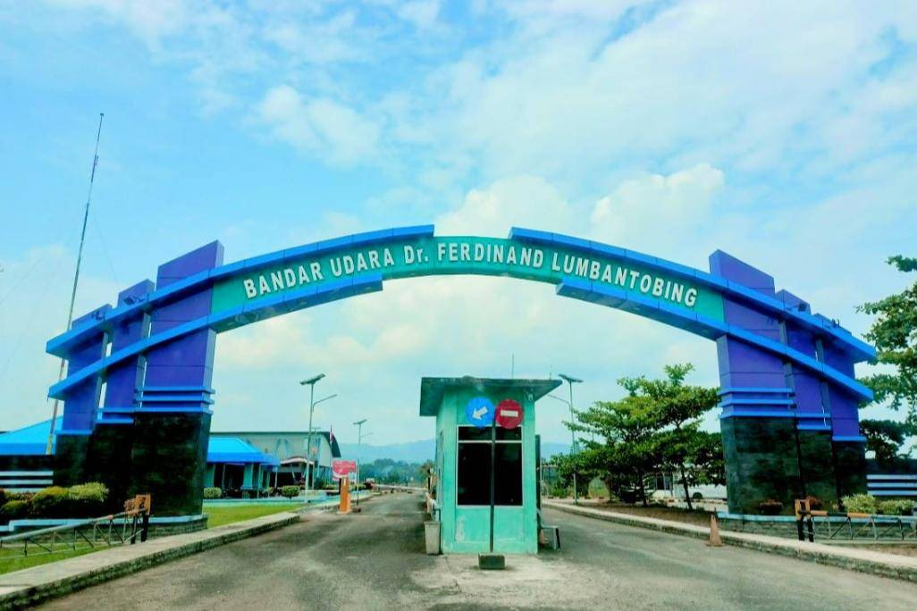 Gapura Akses masuk Utama Bandara FL. Lumbantobing (instagram.com/k4mt3l)