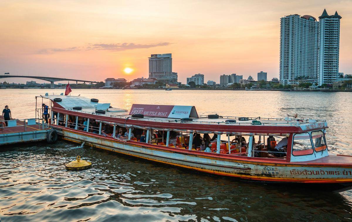 ilustrasi kapal di Chao Phraya River, Thailand