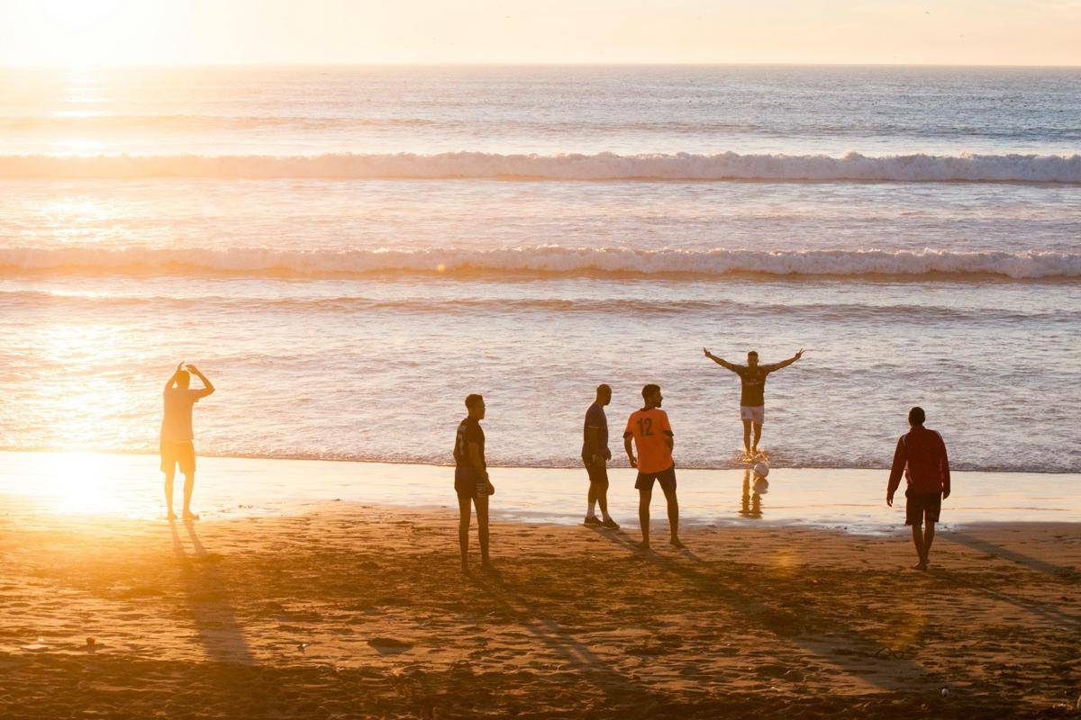ilustrasi sekelompok orang menikmati keindahan pantai (unsplash.com/Juli Kosolapova)