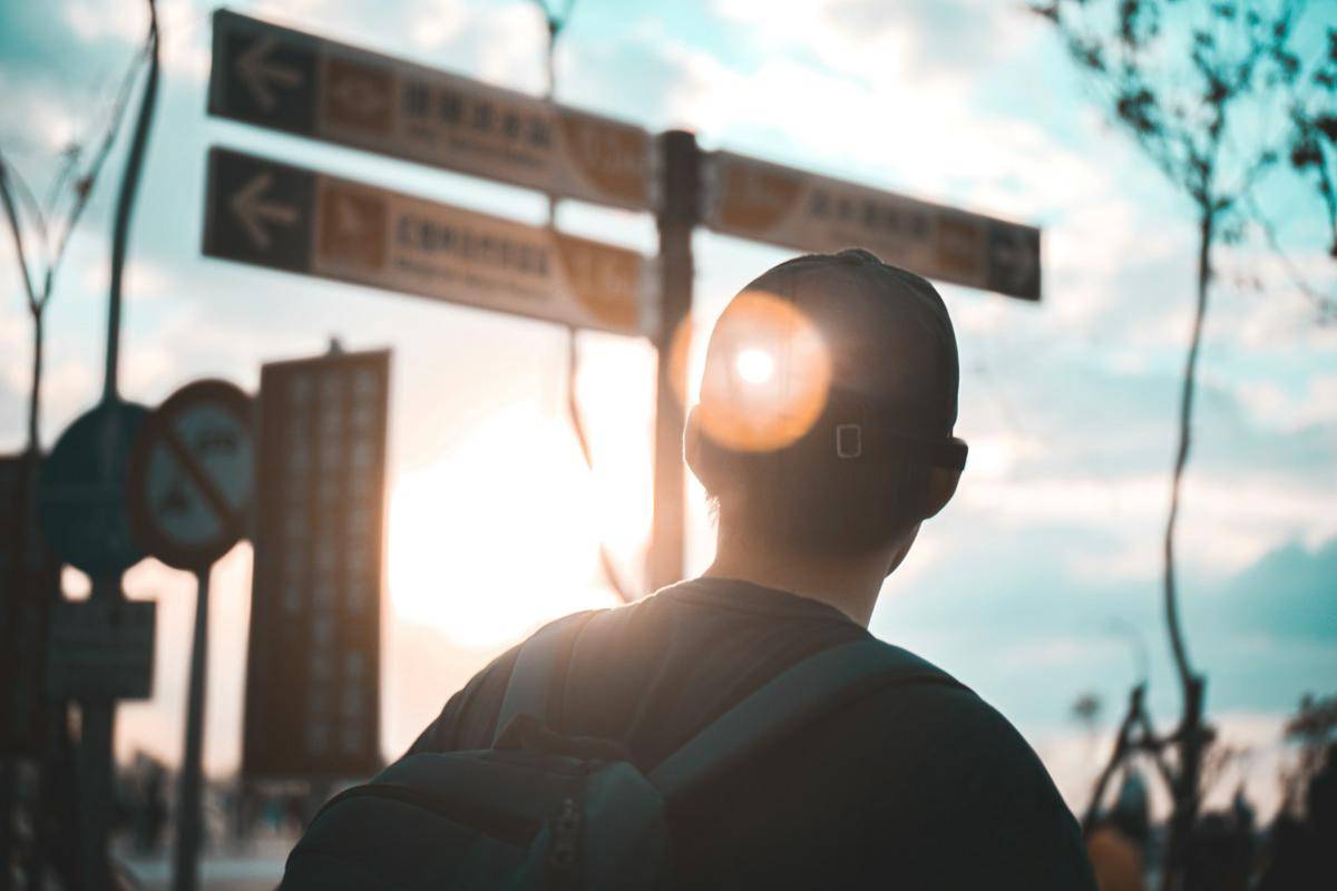 ilustrasi seorang pria sedang melihat rambu petunjuk (unsplash.com/Lisanto 李奕良)