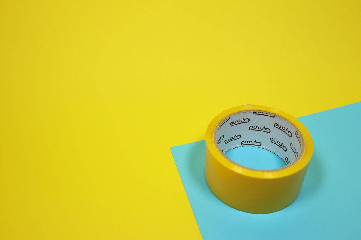 ilustrasi duct tape (unsplash.com/Lucas Dudek)