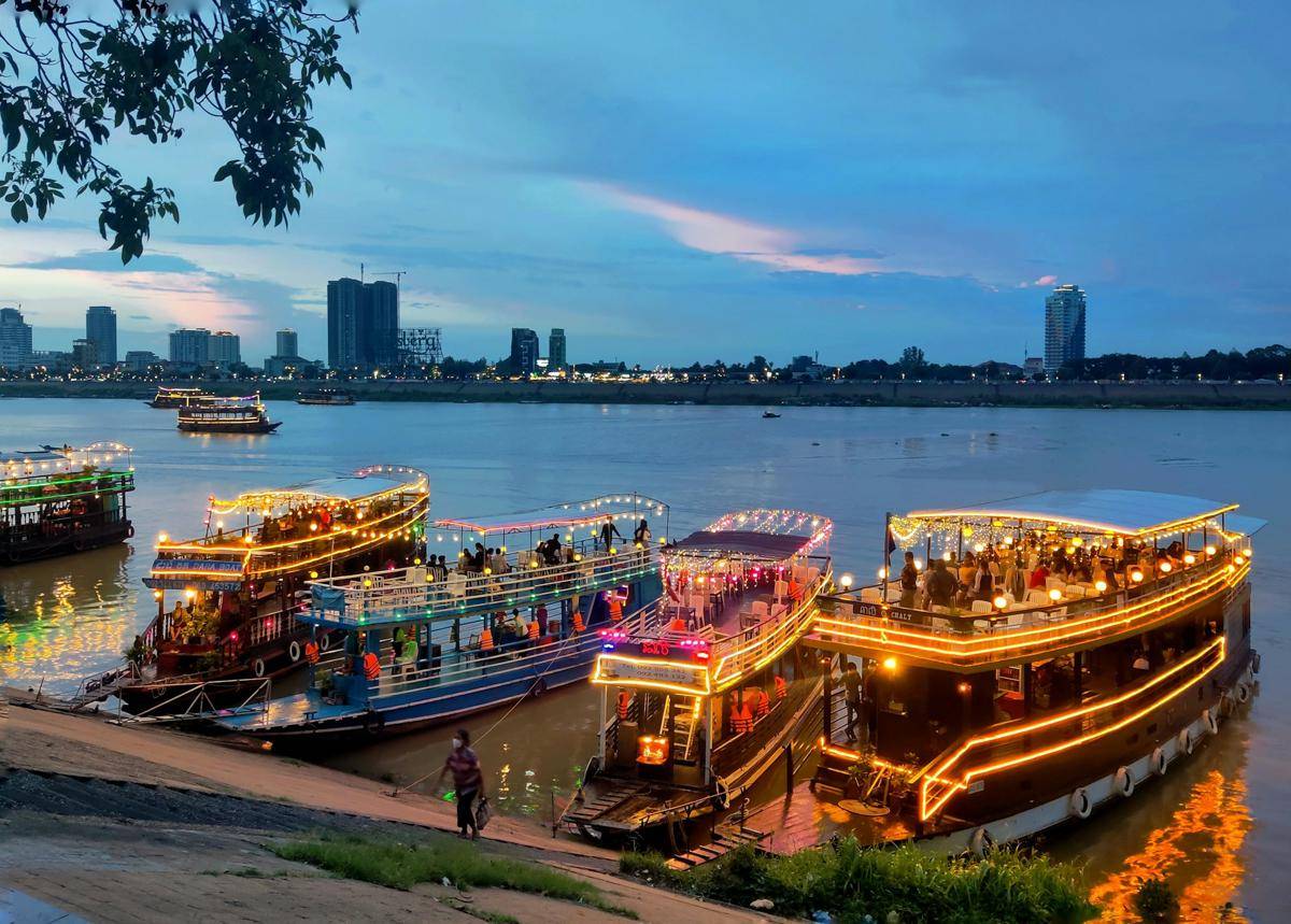 ilustrasi kapal di Chao Phraya River, Thailand