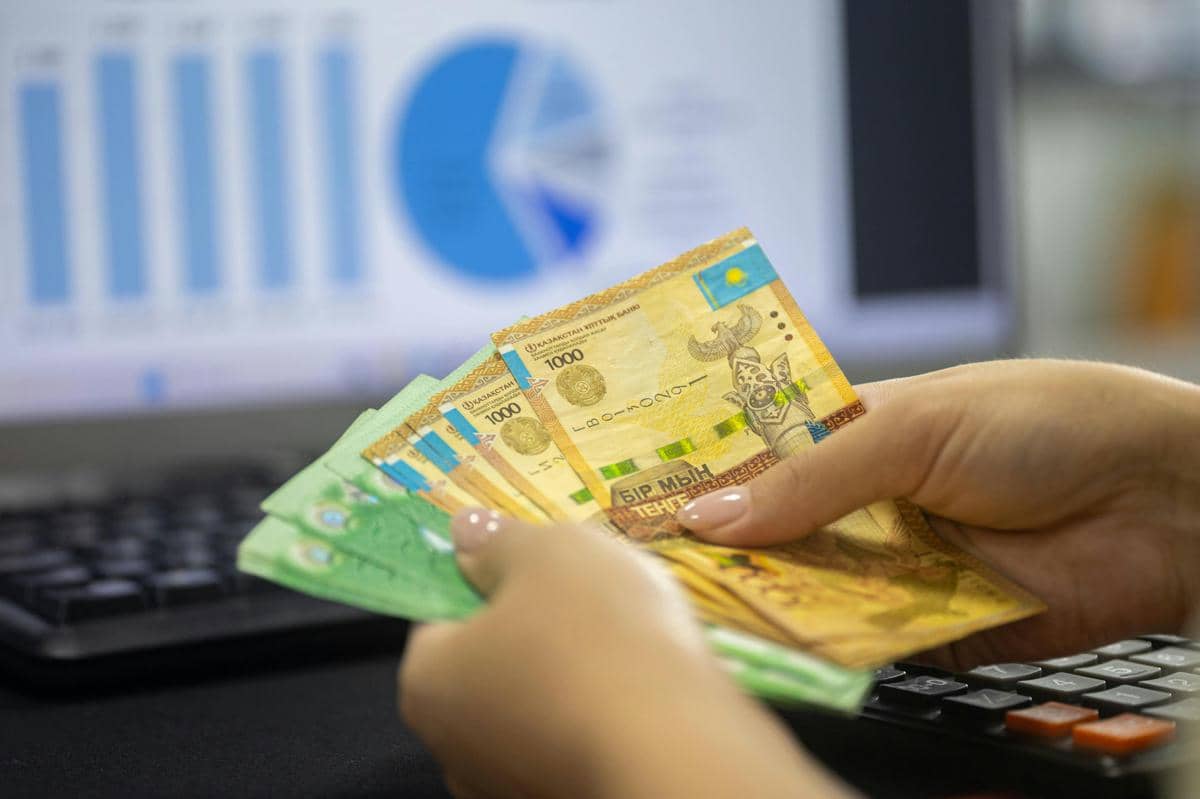 Ilustrasi menghitung uang (pexels.com/Bia Limova)