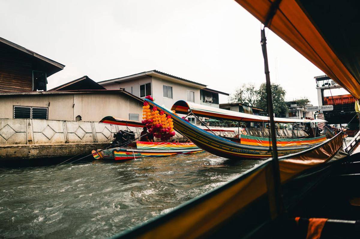 ilustrasi kapal di Chao Phraya River, Thailand