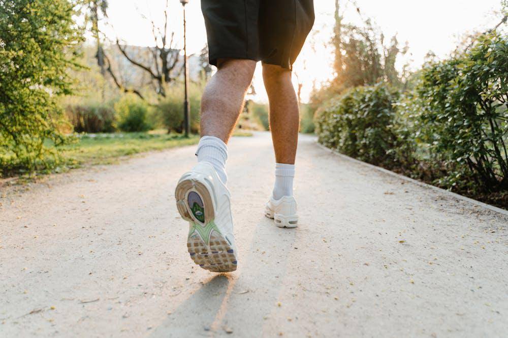 ilustrasi sepatu trail run (pexels.com/MART PRODUCTION)