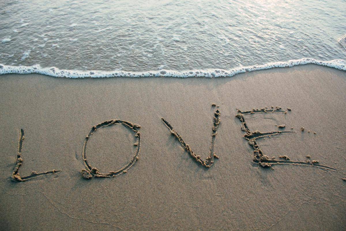 ilustrasi pasir pantai yang diberi gambar love (pexels.com/Porapak Apichodilok)