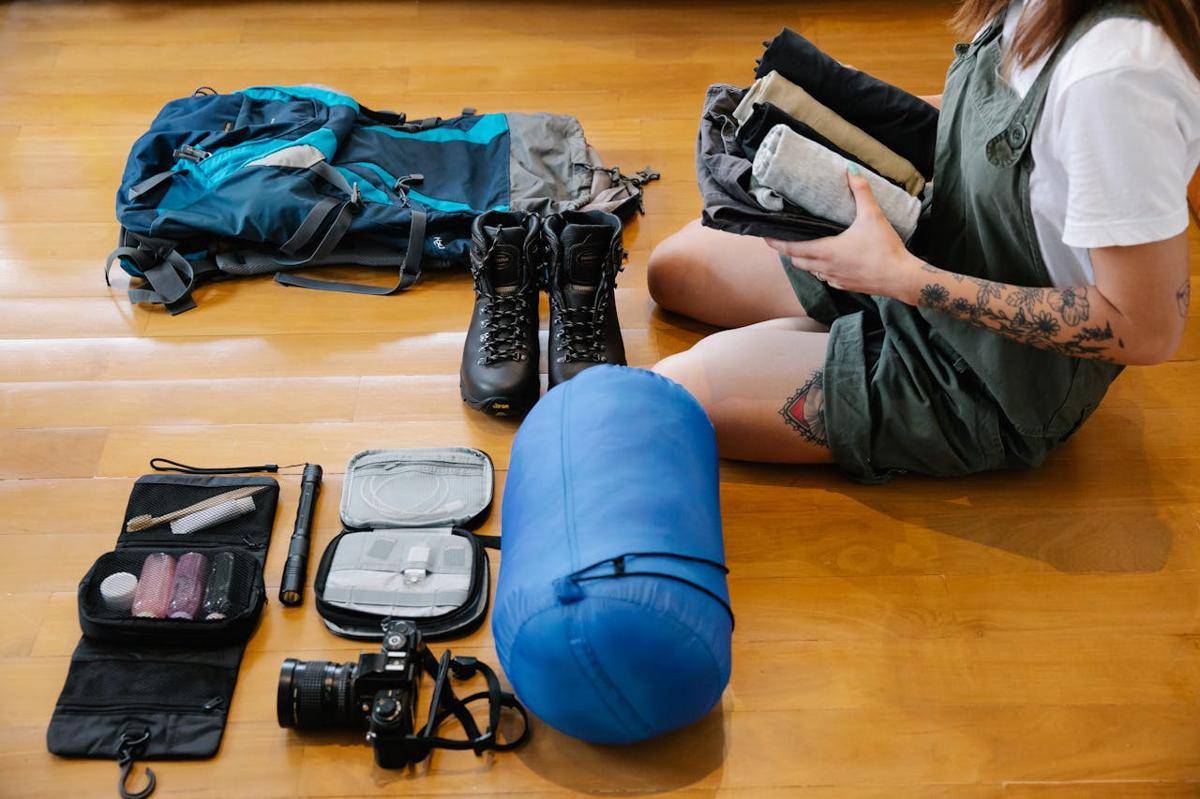 ilustrasi packing peralatan pendakian (pexels.com/Timur Weber)