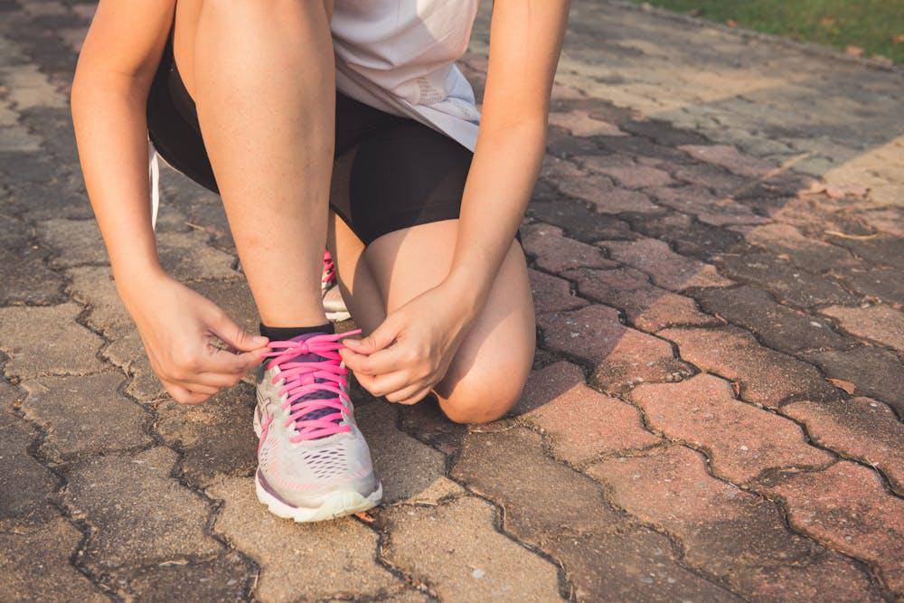 ilustrasi sepatu trail run (pexels.com/Tirachard Kumtanom)
