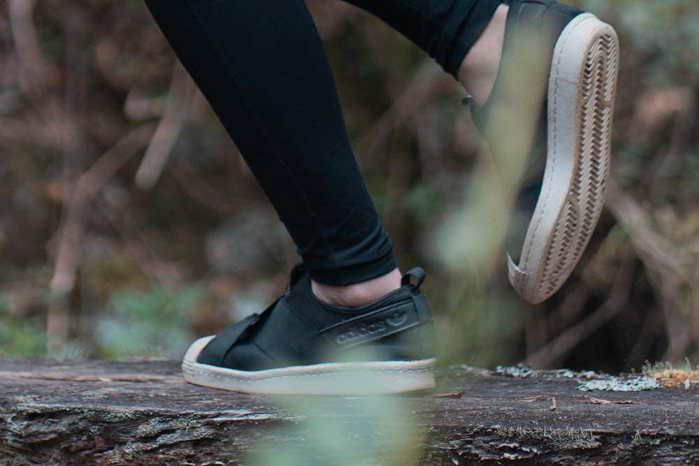 ilustrasi sepatu trail run (pexels.com/Wolf Art)