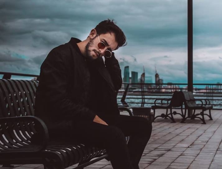 illustrasi pria outfit hitam (unsplash.com/Ramin Mirzayev)