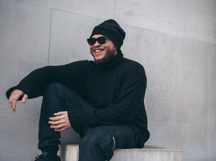 illustrasi pria outfit hitam (unsplash.com/Tânia Mousinho)