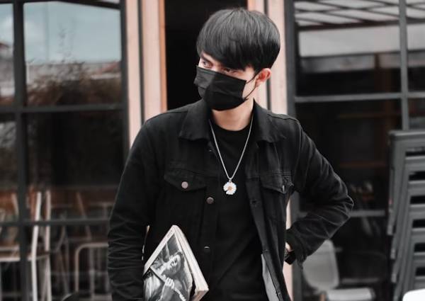illustrasi pria outfit hitam (unsplash.com/Rahadiansyah)