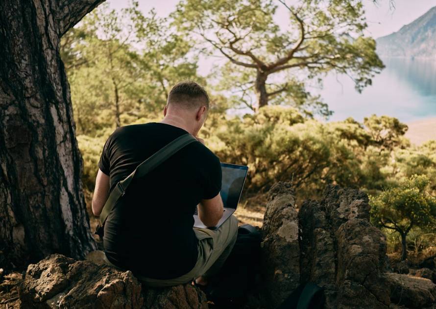 illustrasi digital nomad (unsplash.com/Anastasiia Nelen)