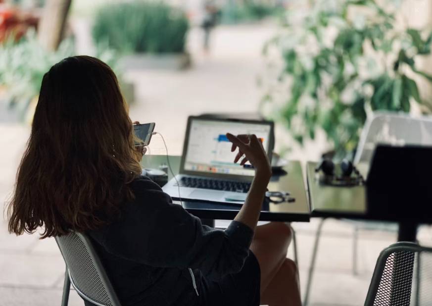 illustrasi digital nomad (unsplash.com/hj barraza)