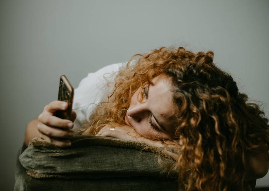 illustrasi kecanduan media sosial (unsplash.com/Sinitta Leunen)
